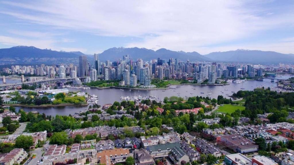 Appartamento Billion Dollar Views In A Beautiful Fairview Slopes Heritage House Vancouver Esterno foto